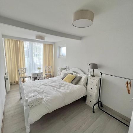 Newly Renovated 1 Bedroom Flat With Garden Pergola 恩尼斯 外观 照片