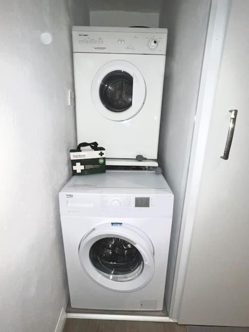 Newly Renovated 1 Bedroom Flat With Garden Pergola 恩尼斯 外观 照片